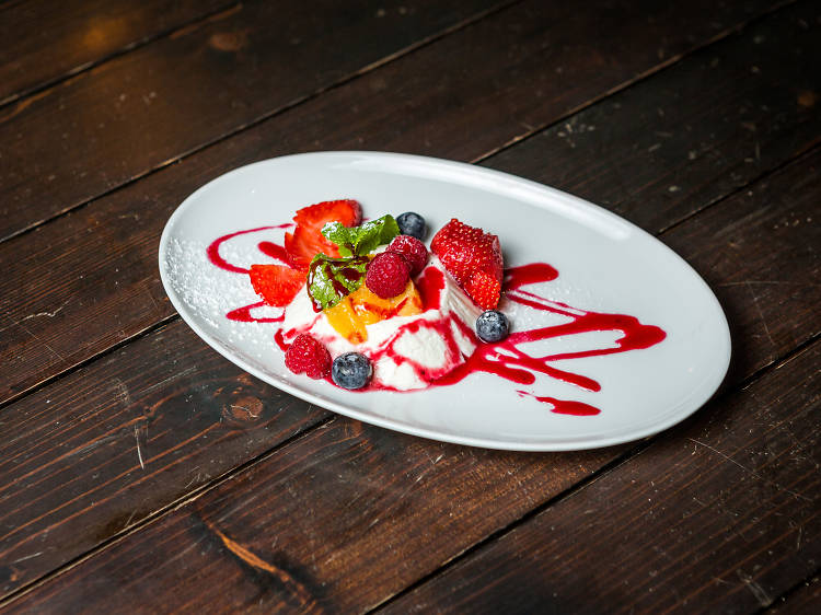 Panna cotta de laranja com frutos vermelhos