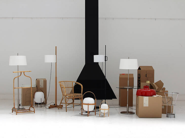 Las luces, sillas y otros muebles preciosos de Miguel Milà se exponen temporalmente en Barcelona