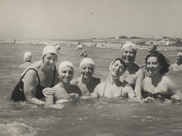‘Déjala correr’, la exposición gratuita que retrata la felicidad de mujeres disfrutando del agua