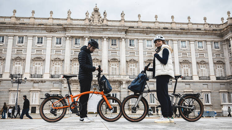 Savina Paül y Pol Arisó con la Brompton G-Line en un punto de la ruta de Wikiloc. (Foto: ©Walden Outdoor)